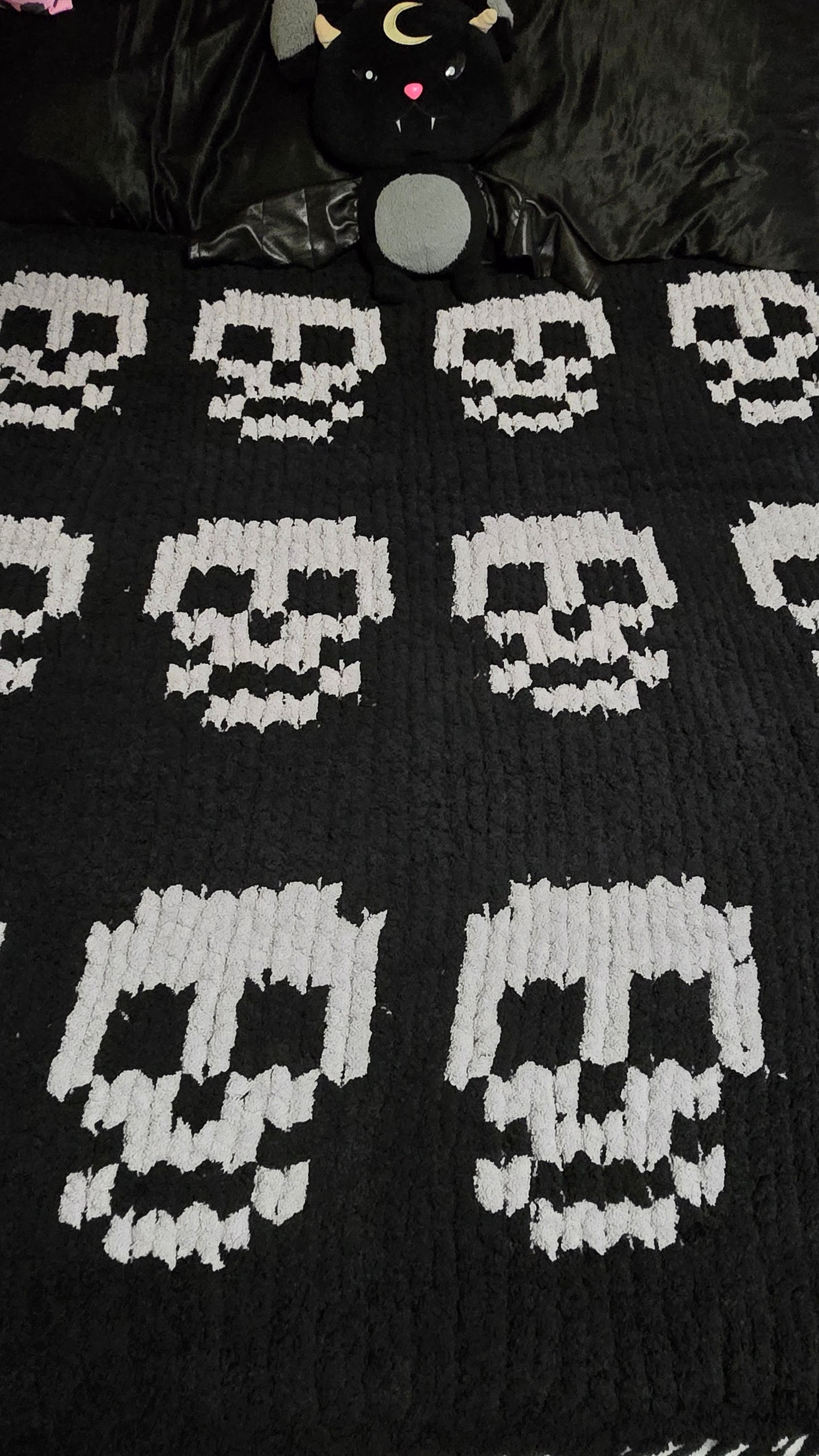 Chunky Knit Skull Blanket